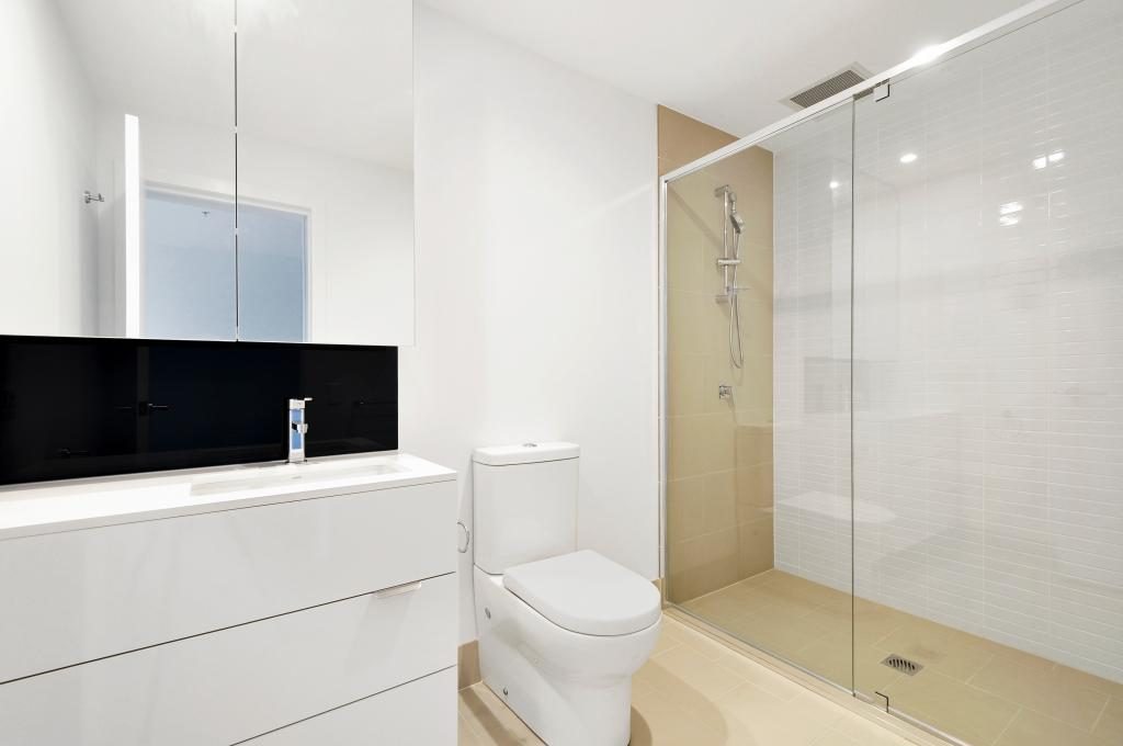 accessible bathroom walk in shower