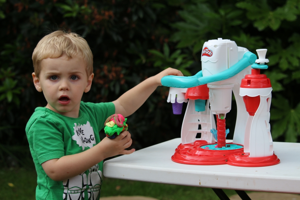 Play Doh Kitchen Creations ice cream maker (92)