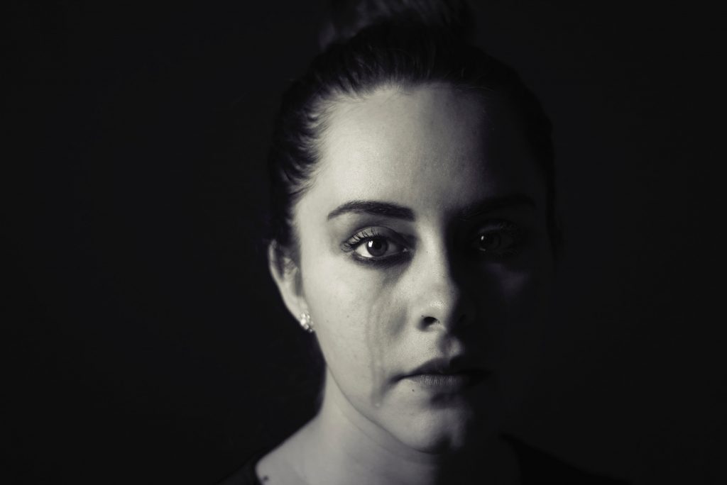 woman crying: Breastfeeding can hurt