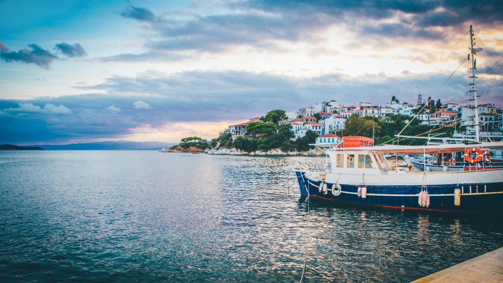 https://unsplash.com/s/photos/skiathos%2C-greece