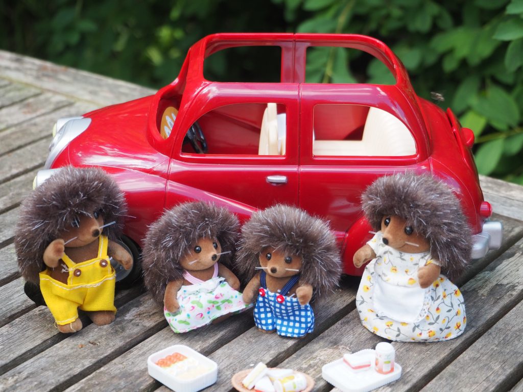 Sylvanian families: Hedgehog family and Family Saloon car