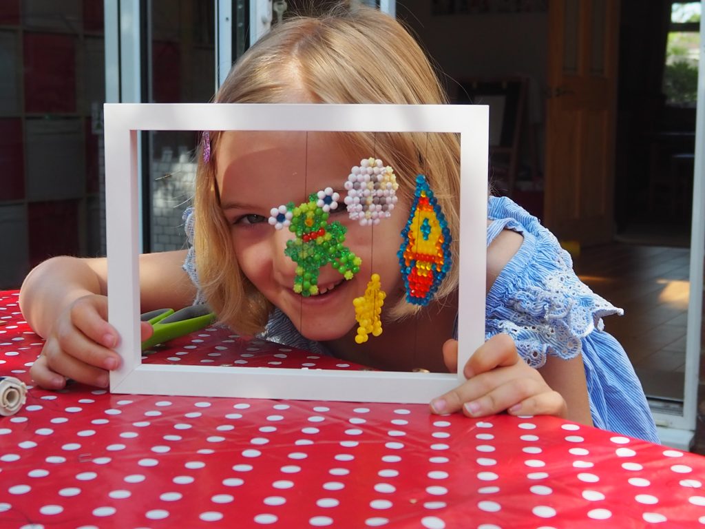 Crafting with Aquabeads: How to make a spinning space picture!