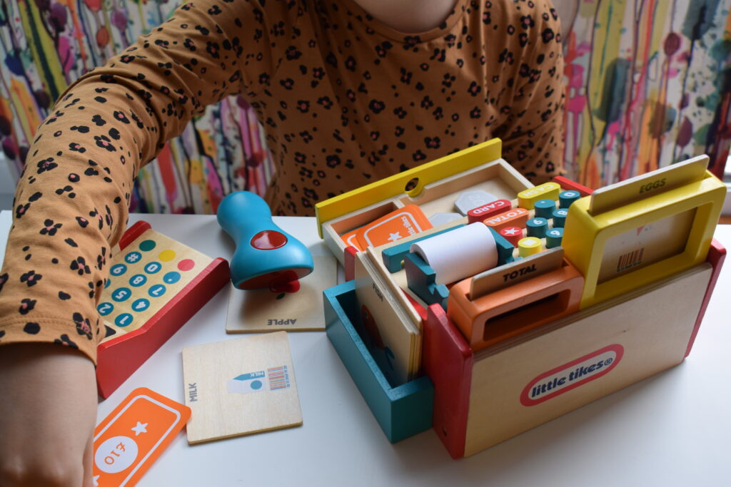 Benefits of independent play 3. Solitary play can foster independence