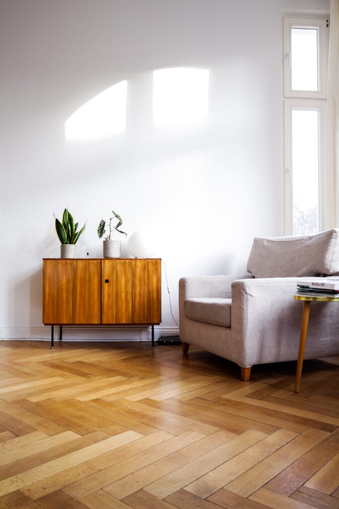 can you lay hardwood floors by yourself?