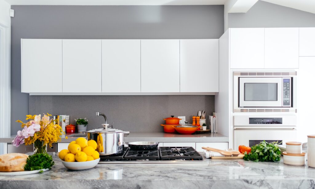 Designing a kitchen with natural stone Décor